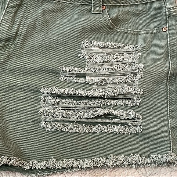FIREVER 21 SHORTS SIZE 14  GREEN DISTRESSED - Picture 7 of 8